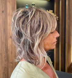 Highlighted Shag for Thin Hair Messy Layered Hair Medium, Highlighted Shag, Messy Shag Hairstyles Medium, Shag Hairstyles For Fine Hair, Tousled Hairstyles, Shaggy Cut, Messy Style