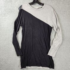 Patrizia Luca Asymmetrical Sleeve Tunic Women'S Xl Black/Grey Colorblock Design Patrizia Luca Asymmetrical Sleeve Tunic Women's Xl Black/Grey Colorblock Design Retail $178 This Stylish Patrizia Luca Tunic Is Perfect For Any Casual Occasion. The Crew Neck And Asymmetrical Sleeves Give It A Modern, Chic Look, While The Cold Shoulder Feature Adds A Touch Of Sophistication. The Colorblock Design Of Black And Grey Makes It Easy To Pair With Any Outfit. Made From A Blended Fabric Of Polyester And Gray Asymmetrical Top For Layering, White Bell Sleeve Top, Asymmetrical Sleeves, Cold Shoulder Styles, Loose Fit Blouse, High Low Blouse, Layered Blouse, Black Long Sleeve Top, Bell Sleeve Blouse