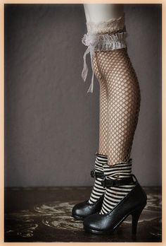 Knee highs⚜Buffy VS⚜ Moda Steampunk, Dark Circus, Vintage Circus, Avant Garde Fashion, Fishnet Stockings, Steampunk Fashion, Tim Burton, Mode Inspiration, New Wave