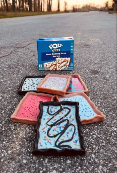 Pop tarts tray, food themed functional art, pop tarts rolling trays. Rolling Tray Clay Ideas, Air Dry Clay Rolling Tray Diy, Clay Rolling Tray Diy, Diy Food Tray, Rolling Tray Paint Ideas, Diy Rolling Tray Ideas, Clay Rolling Tray, Clay Ash Tray Diy, Ceramic Rolling Tray