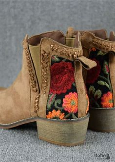 Step into the season with the Boho Embroidered Women's Boots, combining bohemian flair with classic cowgirl style. these women's cowgirl boots are versatile enough to complement a range of outfits. Pair them with jeans, skirts, or dresses for a look that’s both stylish and effortlessly chic. Women's winter boots are crafted with a soft suede upper, offering both durability and a luxurious feel. Pair them with jeans, skirts, or dresses for a look that’s both stylish and effortlessly chic. Whether you’re heading to a country concert or just enjoying a day in the city, these boots will keep you comfortable and fashionable. DETAILS OF BOHO BOOTS Reinforced sole : Ideal foot support and comfort Materials : Polyurethane (Faux leather) Size available from EU 35 to EU 37 then from EU 40 to EU 43 N Classic Cowgirl, Female Sneakers, White Maxi Dress Boho, Women's Winter Boots, Womens Cowgirl Boots, White Lace Maxi Dress, White Lace Maxi, Boho Boots, Boots For Short Women