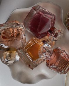 Perfume Bottles Aesthetic, Aesthetic Perfume Bottles, Perfume Bottles Design, Mon Guerlain Perfume, Content Perfume, Luxury Perfume Collection, Perfume Pictures, Perfumes Aesthetic