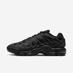 Let your attitude have the edge in the Air Max Plus Drift. Complete with airy mesh, unbelievable cushioning and wavy design lines inspired by nature, it lets you celebrate your defiant style in comfort. Mens Shoes Black, Casual Running Shoes, Nike Shox, Mens Nike Air, Nike Air Max Plus, New Nike Air, Air Max Plus, Newest Jordans, Nike Kids