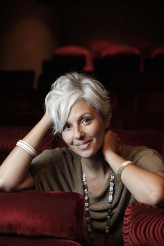 Constance Arena - gray-haired thirties... Longer Pixie Haircut, Long Pixie Hairstyles, Beautiful Gray Hair, Natural Gray Hair, Short Grey Hair, Trendy Short Haircuts, Long Pixie, Black Hairstyles, Grey Hair Color