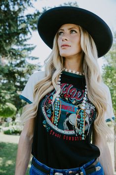 Your favourite hat, turquoise lariat and classy graphic tee. Summer Festival Style, Western People, 20 Outfits, Summer Festival Fashion, Outfits For Summer