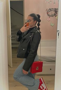 Outfit Casual Tenis, Red Long Sleeve Shirt Outfit, Outfits Rojos, Long Sleeve Shirt Outfits, Girly Girl Outfits, Casual College Outfits, Outfit Primavera, Winter Fashion Outfits Casual, Outfit Mujer