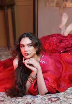 Aditi Rao Hydari Aesthetic, Saree Aesthetics, Garland Pose, Bollywood Aesthetic, Bollywood Sarees, Creative Fashion Photography, Beautiful Photoshoot Ideas