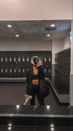 Mixed girl wearing an all black workout set: set active sports bra top, Al yoga gym shorts, new balance 530’s, bose over the ear headphones, oversized black bag from miss lola. Black Gym Outfit, Gym Headphones, Headphone Outfit, Outfit Gym, Gym Machines, Vision Board Pictures, Workout Fits