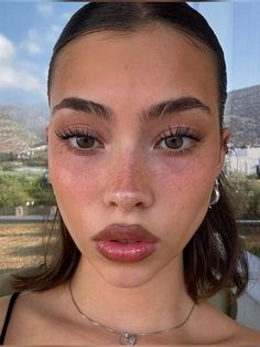 Bright Fresh Makeup, Minimalistic Makeup Look, Glowy Natural Makeup Look, Day Makeup Looks Natural, Sun Kissed Blush, Glowy Makeup Aesthetic, Clean Makeup Looks, Makeup Looks Aesthetic, No Make Up Makeup