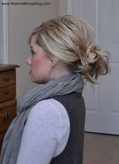 Messy Ponytail/Bun Tutorial http://www.thesmallthingsblog.com/2011/10/messy-ponytailbun.html Small Things Blog, Messy Ponytail, Ponytail Bun, Messy Buns, Hair Bridesmaid, Penteado Cabelo Curto, Hair Blog, Hair Clothes, Hair Envy