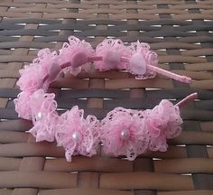 Tiara com base de mental encapada com fita de cetim rosa; com florzinhas de bico rosa, med. aprox. 3,0 cm, miolos de pérolas. Delicado e bonito acessório que pode embelezar looks de crianças em diversos ocasiões, como festinhas da escola, aniversários, passeios... Diy Hair Accessories Tutorial, Baby Headband Tutorial, Flower Hair Accessories Wedding, Rakhi Design, Bead Hair Accessories, Hair Accessories Pearl, Baby Dress Design