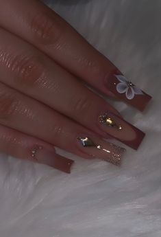 White Nails Pink Gems, Nail Inspiration Graduation, Medium Size Nails Acrylic Pink, Medium Nails With Gems, Brown Acrylic Nails With 3d Flowers, Latina Nail Designs Medium, Simple Acrylic Nails With Rhinestones, Latina Nail Designs White, Short Acrylic Nails Rhinestones