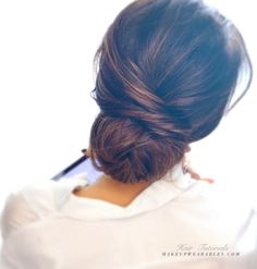 Easy messy bun updo hairstyle for medium long hair t Sanggul Modern, Elegant Bun, Fishtail Braid, Hair Tutorials Easy, Low Bun, Bohol, Penteado Cabelo Curto, Hair Updo, Wedding Hair And Makeup