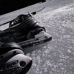 an old pair of ice skates sitting on top of snow covered ground with no one around them