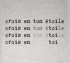 the words are written in black and white on a t - shirt that says crois en ton etoile