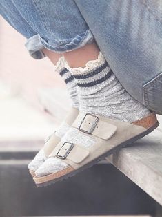 birkenstock con calze Birkenstock With Socks Outfit, Socks With Birkenstocks, Birks And Socks, How To Wear Birkenstock Sandals, Birkenstocks With Socks, Birkenstock Outfit Fall, How To Wear Birkenstock, Socks And Birkenstocks, Birkenstock Sandals Outfit