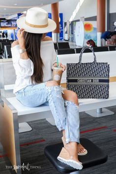 Airport Outfit Summer Beach, Fall Airport Outfit, Travelling Outfit, Maine Fall, Christian Dior Book Tote, Casual Travel Outfit, Airport Outfit Summer, Airport Travel Outfits