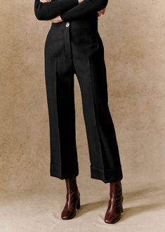 Ankle length trousers;Reversed at the bottom of the leg;Italian pockets and single welt pockets with button on the back;Marked pleats in front and back;Zip and button closure;Inside leg length 66cm / 25.9 in (for all sizes) Moda Paris, Mode Ootd, Modieuze Outfits, Work Wardrobe, Work Attire, Mode Inspiration, Office Outfits, New Wardrobe, Work Fashion