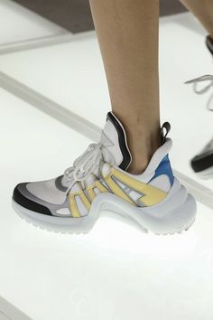 Louis Vuitton Spring 2018 Pin by Noemi Cantarero Stunning Shoes, Mary Katrantzou, Dad Shoes, Dion Lee, Trending Sneakers, Louis Vuitton Shoes, Sneakers Outfit, Latest Shoes, Primavera Estate