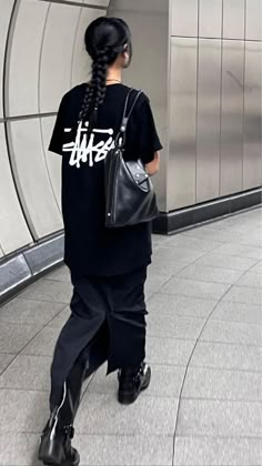 Stussy Women Outfit, Stussy Outfit Woman Street Styles, Stussy Outfit Woman, Tshirt With Skirt, Black Cargo Skirt Outfit, Cargo Skirt Outfit Ideas, Street Style Tshirt, Japan Street Fashion, Black Maxi Skirt Outfit