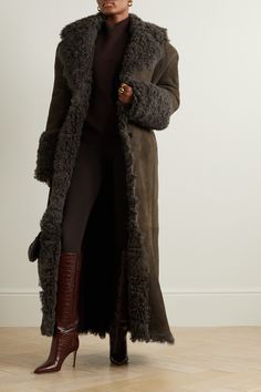 Magda Butrym tailors this brown coat with wide, padded shoulders nodding to exaggerated silhouettes from the ‘80s. It’s made from plush shearling offset with a curly collar and cuffs and falls to a dramatic floor-length hem. Cinch it with the belt or leave it open to relax the shape. Trent Coat, Winter Chic, Magda Butrym, Looks Black, Shearling Coat, Coat Outfits, Winter Fashion Outfits, Winter Looks, Fall Winter Outfits