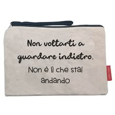 PRICES MAY VARY. la BORSA VERSATILE: Realizzata in cotone resistente, questa borsa è versatile in quanto può essere utilizzata come necessaire / borsetta per cosmetici o come pochette. Disponibile in écru e nero, non sarà facile scegliere tra tutte le frasi, disegni e iniziali disponibili! la TAGLIA GIUSTA: Questa hello-bags misura 23 cm (larghezza) per 15,5 cm (altezza). Come borsetta per cosmetici, puoi trasportare I tuoi cosmetici essenziali e lo spazzolino da denti. Come pochette, puoi trasp