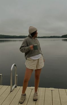 Cute Outdoorsy Outfits Fall, Casual Outdoorsy Outfits, Comfy Cabin Outfits, Neutral Granola Outfits, Vermont Style Outfits, Patagonia Hat Outfit, Outdoor Outfit Aesthetic, Cozy Aesthetic Outfits Summer, Granola Chic Fashion