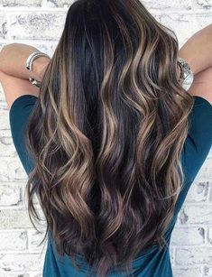 iluminaçao cabelos caseira Black Hair With Lowlights, Hair With Lowlights, Hair Layers, Black Hair With Highlights, Highlights And Lowlights, Heatless Hairstyles, Low Lights Hair, Ombre Hair Color