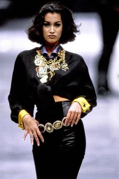 Versace Herbst/Winter 1991 Ready-to-Wear - die Kollektion mit allen Runway-Looks, den Models und ihren Beauty-Secrets Versace 90s, Yasmeen Ghauri, Versace Runway, Stephanie Seymour, 90s Runway Fashion, Versace Fashion, Versace Couture, 1990s Fashion