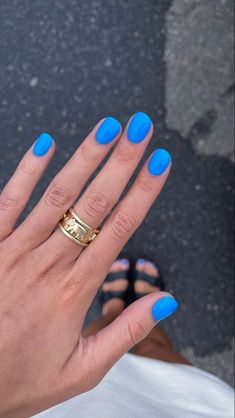 Short Gel Nails For Vacation, Single Color Short Nails, Vacation Nails One Color, Bright Natural Nails, Nail Colors For Vacation, May Dip Nails, Fun Color Nails, Natural Nail Ideas Gel, Short Round Dip Nails