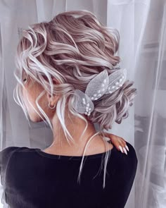 The Hottest Wedding Hair Trends In 2022 | Wedding Forward Light Color Hair Ideas, Hair Color Trends 2024 Blonde, Iridescent Hair Color, Hair Trends 2022, Wedding Hair Trends, Curly Hair Trends, Elegant Wedding Hair, Low Bun, Curly Hair Tips