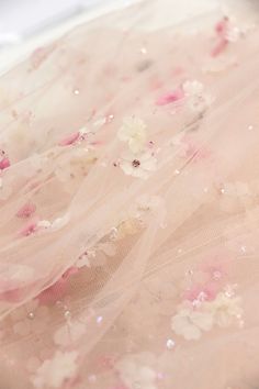 http://www.chanel.com/_uQR Diy Lace Ribbon Flowers, Rosé Aesthetic, Make Your Own Clothes, Spring Couture, Chanel Haute Couture, Hair Tutorials For Medium Hair, Chanel Spring, 背景 シンプル