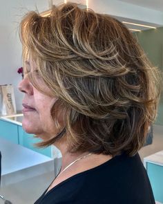 Short Highlighted Hair with Feathered Layers Shoulder Hairstyle Women Round Face, Shoulder Hairstyle Women, Easy And Beautiful Hairstyles, Hairstyle Women Round Face, Feathered Layers, Feather Cut, Easy Care Hairstyles, Fleece Quilt, Highlighted Hair