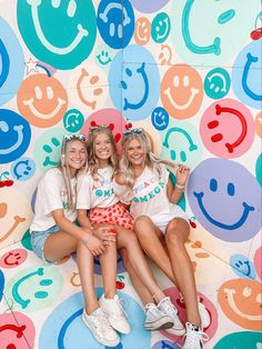 Sorority Backdrop, Smiley Face Bid Day, Bid Day Hairstyles, Y2k Sorority, Bid Day Themes Sorority, Sisterhood Round, Mad Happy, Sorority Party