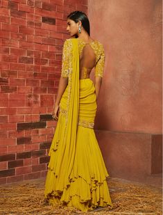 Yellow Champagne, Haldi Outfit, Saree Trends, Elegant Saree, Stylish Sarees