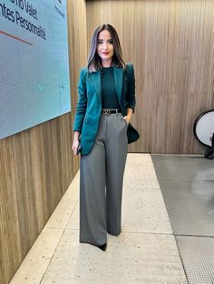 Short Slacks Outfit, Classic Cowboy Boots, Statement Belts, Outfit Formal Mujer, Express Outfits, Classic Cowboy, Grey Slacks, Western Dress