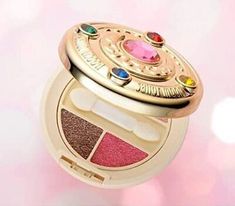 (eBay) It is an eye shadow that I made. Carefully selected 4 eye shadow colors that are perfect for adult girls. In addition, the red pearl eyeshadow can also be used as a cheek color, expanding the range of makeup with this one compact. Sailor Moon Makeup, Moon Cosmetics, Moon Makeup, Sailor Moons, Makeup Eye Shadow, Beauty Advice, Flat Style, Makeup Brands, Makeup Palette