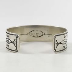 Bracelet manchette en argent sterling avec motifs estampillés à la main.

 Largeur du brassard : 0,75 po
 Mesure intérieure de 5,875 pouces, plus ouverture de 1,25 pouces
 (Circonférence totale de 7,125" - Moyenne-Grande) Sterling Silver Cuff Bracelet, Sterling Silver Cuff, Silver Cuff Bracelet, Silver Cuff, Hand Stamped, Cuff Bracelet, Textiles, Cuff, Stamp