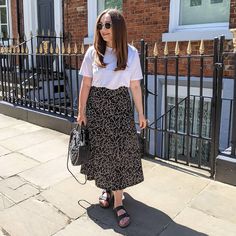 Casey Ward on Instagram: “New hair, the shortest I've gone in years and I am loving it. So much easier to maintain and feels a lot healthier ☺️ I think the…” I Am Loving, Work Outfits, New Hair, Work Outfit, Midi Skirt, On Instagram