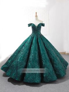 Emerald Green Quinceanera Dresses, Emerald Green Quinceanera, Quinceanera Theme, Green Quinceanera Dresses, Green Quinceanera, Quincenera Dresses, Quince Themes, Current Aesthetic, Emerald Green Prom Dress