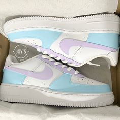 Custom Air Force 1 Baby Blue and Lilac Sneakers. Low, Mid, High Tops. 🎨Artwork: -Exactly as shown in the picture. -Fully hand painted. -Applied Special Acrylic Paint for Shoes and Finisher for more Durability.  -Waterproof and flexible. -We strongly recommend the use of the Anti Crease Protectors included to prolong the durability of the paint in certain areas when feet bend. 👟Sneakers: -100 % Authentic Air Force 1 Sneakers, purchased at official stores in the US, then customized by hand.  📐Size: -C (Child) Y (Youth) W (Women) M (Men.) -Women's sizes might be converted into their equivalent Youth's or Men's: 6.5Y - 8W or 8.5M - 10W, for example. Please refer to the Size Guide. 📦What is included: -Artwork. -Sneakers. -Shipping. -Lace Locks. 🔙Returns/Exchanges: NO RETURNS. Custom shoes Paint For Shoes, Black Air Force 1, Air Force 1 Sneakers, Purple Color Block, Waterproof Paint, Air Force 1 Custom, Purple Nikes, Custom Air Force 1, Leather Paint