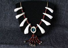 Necklace with eight buffalo teeth measuring between 4.5 and 5 cm. with a piece of deer horn, Tibetan turquoise, crow beads and steel beads. Deer Horn, Tooth Necklace, Tibetan Turquoise, Lithuania, Pendant Necklaces, Horn, Hair Pins, Native American, Necklace Etsy