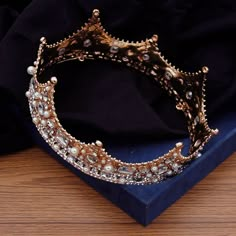 Indulge in regal elegance with our Vintage Full Round Men's Circle Headdress Crown. Adorned with dazzling crystals of different sizes and shapes, this crown will make you stand out at any party or event. Add a touch of luxury and sophistication to your style, and feel like a true king. material: metal, crystal full round crown mens style: party, event hair accessory diameter:: around 16 cm height:: around 5.5 cm Hair Accessories For Men, Kings Crown Aesthetic, Headdress Crown, Victorian Crown, Ballet Attire, Shoulder Length Veil, Veiled Girl, Slytherin Fashion, Fantasy Crown