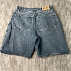 Vintage 2000s Utility Regular Fit Two Pocket Basic Essential Streetwear Y2K Aesthetic Blue Denim Jeans Shorts 34 Waist Mens Condition:  Excellent Used Condition  = No Flaws Measurements: Please see photos above for all measurements IF YOU BUY TWO OR MORE ITEMS USE THE CODE BUNDLE @ CHECK TO SAVE 20% WE SHIP WITHIN 24 HOURS AFTER PURCHASE! Please be aware that we do not offer free returns!! The Buyer is responsible for the cost of the return label.  Follow us on TikTok & Instagram @findsnostalgic Blue High Rise Y2k Jean Shorts, Y2k Short Denim Blue Jeans, Y2k Short Length Denim Blue Jeans, Blue Y2k Jean Shorts, 90s Style Short Length Jeans For Streetwear, Y2k Medium Wash Short Length Jeans, 90s Denim Blue Jean Shorts For Streetwear, 90s Blue Jean Shorts For Streetwear, Y2k Mid-rise Jean Shorts For Streetwear