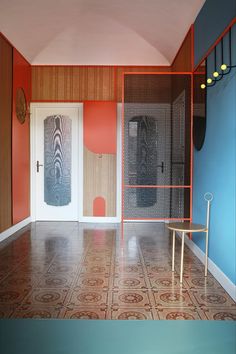 an empty room with blue walls and orange accents on the walls is pictured in this split photo