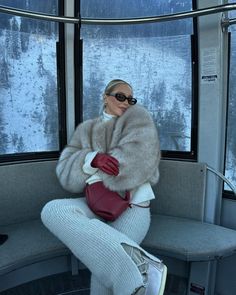 Swiss Outfit Winter, Fur Coat Outfits, Fashion Old Money, Fur Jacket Outfit, Old Money Winter, Fur Coat Outfit, Winter Outfits Aesthetic, Snow Outfit, Look Short