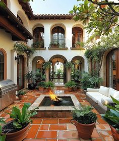 Spanish Style Backyard Spanish Style Backyard, Colonial Interior Design, Interior Design Portfolio Layout, Spanish Home Decor, Eco Architecture