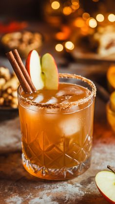 A glass of apple cider bourbon cocktail garnished with a cinnamon stick and apple slices, perfect for fall gatherings. This spiced bourbon apple cider combines classic flavors of apple pie bourbon cocktail and apple smash cocktail, making it an ideal drink for Christmas parties and cozy autumn nights. Apple Cider Bourbon Cocktail, Cider Bourbon Cocktail, Christmas Apple Cider, Classic Eggnog Recipe, Bourbon Mixed Drinks, Easy Christmas Drinks, Christmas Drinks Alcohol Recipes