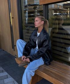 Leather Jacket Baggy Jeans, Chic Going Out Outfits, Boston Birks, Cold Spring Outfit, Amsterdam Outfit, Happy Hour Outfit, Summer Baddie, Nyc Fits, New York Outfits