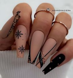 Trendy & Unique Acrylic Nail Inspirations Nail Designs Bling, Matte Nails Design, Nail Art Designs Diy, Unique Acrylic Nails, Acrylic Nails Coffin Short, Neutral Nails, Fancy Nails